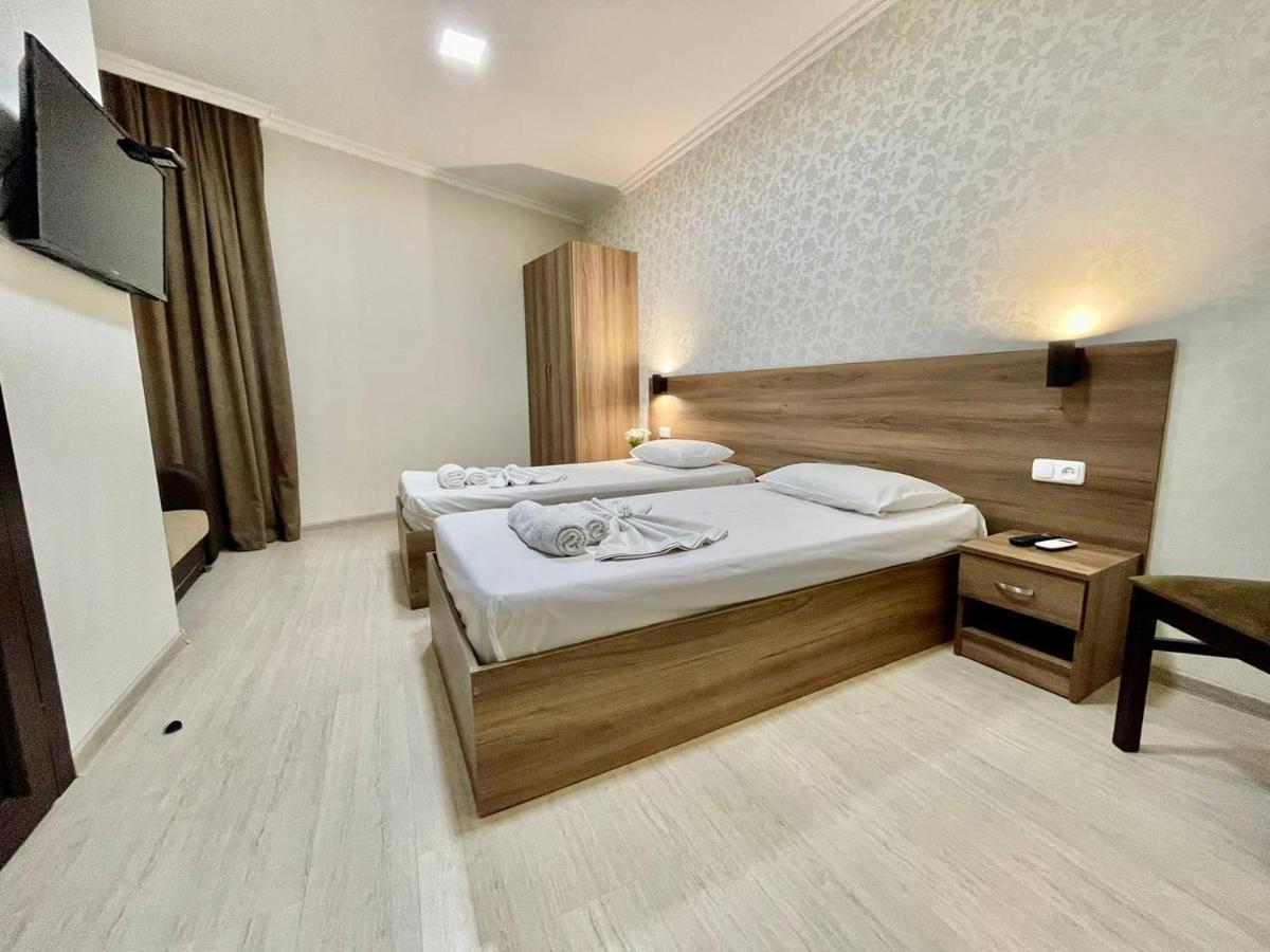 Merien Hotel Yerevan Bagian luar foto