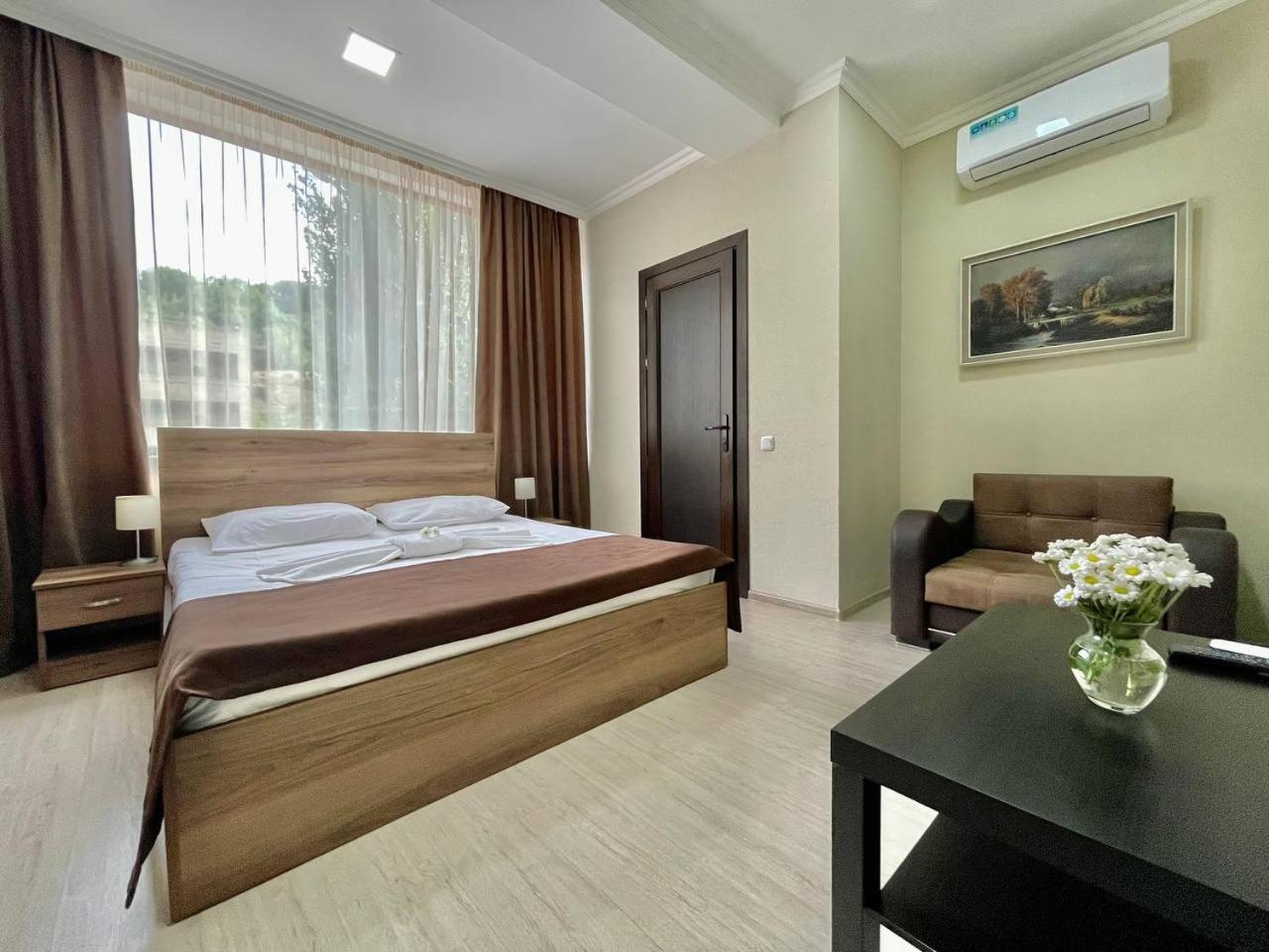 Merien Hotel Yerevan Bagian luar foto